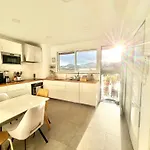 Quarto em Acomodações Particulares Sunny Double In 4br With Ac, Sea View Balcony, Workspace