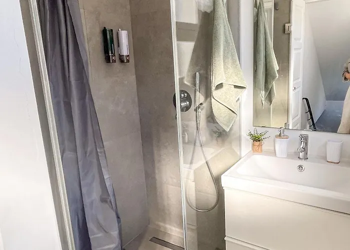 Sunny Double In 4br With Ac, Sea View Balcony, Workspace *