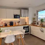 Alloggio in famiglia Sunny Double In 4br With Ac, Sea View Balcony, Workspace Funchal (Madeira)