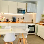 Sunny Double In 4br With Ac, Sea View Balcony, Workspace Alloggio in famiglia