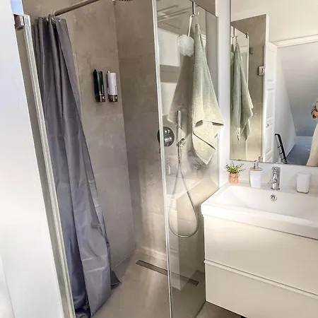 Large Double Room With Ac, En-Suite Bathroom, Free Parking, Terrace, Garden, Workspace *