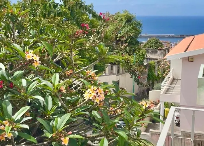 Ubytování v soukromí Sunny Double In 4br With Ac, Sea View Balcony, Workspace